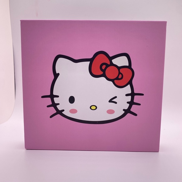 Hello Kitty 💕 6 Piece Matte Liquid Lipstick Set with magnetic closure box - Picture 3 of 3